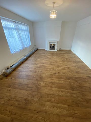 £1,250 PCM, Newly Refurbished Three Bedroom House with Garden in Warwick Way, Barry, Vale of Glamorgan, CF62 9AB - Photo 4