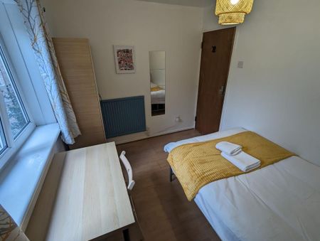 3 bedroom flat to rent - Photo 3