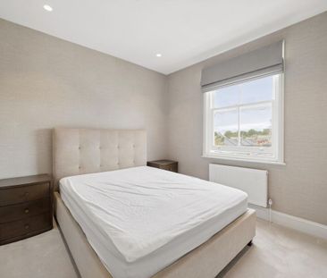 A stylish and contemporary Chelsea home offering three double bedrooms, modern interiors and exceptional access to King's Road. - Photo 1