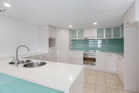 Elevated Coastal Living – Sub-penthouse Apartment with Panoramic Views - Photo 2