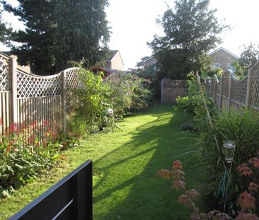 Clandon Avenue, Egham, Surrey, TW20 8LP - Photo 2