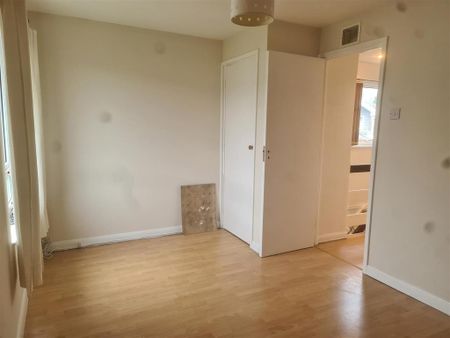 3 bedroom end of terrace house to rent - Photo 2