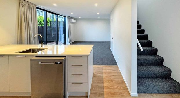 SOMERFIELD - MODERN REAR TWO BEDROOM TWO BATHROOM TOWNHOUSE WITH SINGLE GARAGE - Photo 1