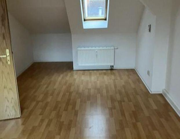 Gemütliche DG 1-Zimmer mit Laminat in ruhiger Lage! - Photo 1