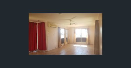 Large 3 bedroom home, walking distance to shops & restaurants - Photo 2