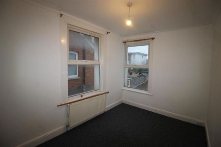 3 bedroom end of terrace house to rent - Photo 2