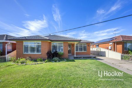 4 BEDROOM HOME WITHIN WALKING DISTANCE TO SHOPS - Photo 4