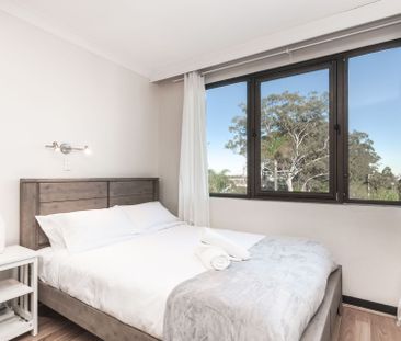 Quiet Top-Floor Studio with Leafy Outlook - Photo 1