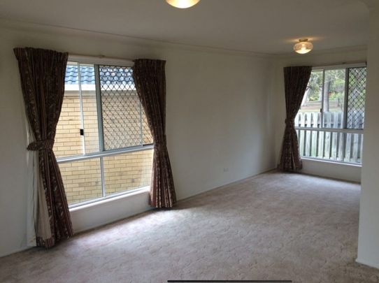 Warm & Low-Maintenance Family Home â 3 Bed | 1 Bath | A/C | Fully Fenced Yard | Garage - Photo 1