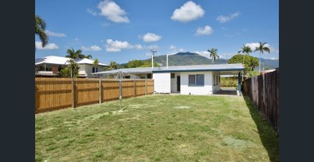 Freshly updated half-duplex with large yard. - Photo 4