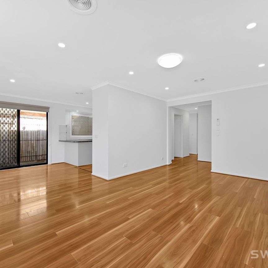 Exceptionally spacious and tastefully refurbished residence in quiet court location - Photo 1