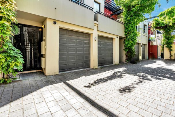 Quiet 2 Bedroom Townhouse! - Photo 1