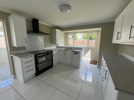 3 bedroom detached bungalow to rent - Photo 2
