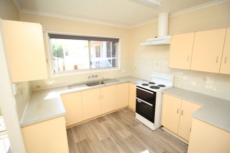 THREE BEDROOM VALUE RENTING - Photo 2