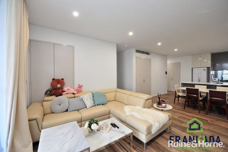 Luxurious fully furnished 3 Bedroom apartment in a vibrant location - Photo 2