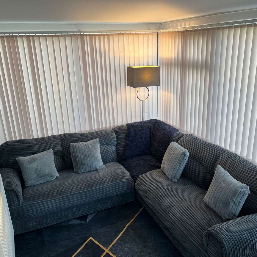 Newly Refurbished Ensuite Double Room Room 2 - Photo 1