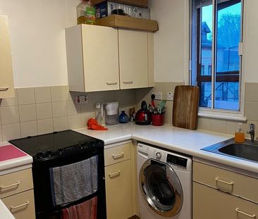 1 Bed Flat, Hallywell Crescent, E6 - Photo 4