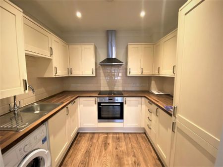 Hamilton Court, Fernhill Road, Blackwater, GU17 - Photo 4