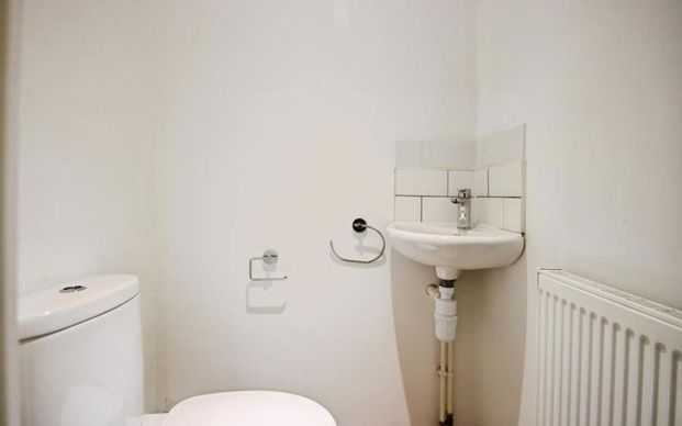 This immaculate three-bedroom terraced home on Kinsale Road, Bristol offers spacious modern living with two bright reception rooms, an open-plan kitchen, two contemporary bathrooms, a garage, a covered garden, and an excellent location near schools and amenities—ideal for families or couples seeking a high-quality rental. - Photo 1