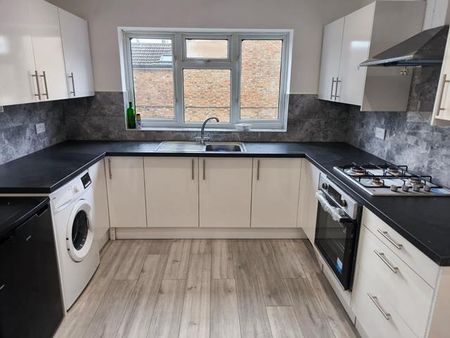 5 bedroom flat to rent - Photo 4