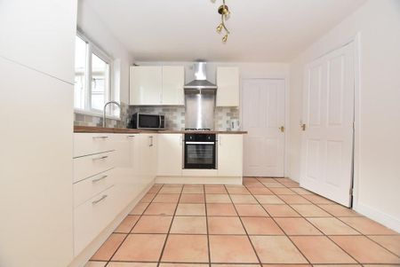 4 bedroom detached house to rent - Photo 2