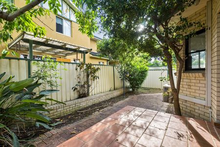 Large 3 Bedroom Townhouse - Photo 5