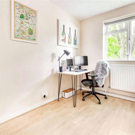 3 bedroom flat in London - Photo 3