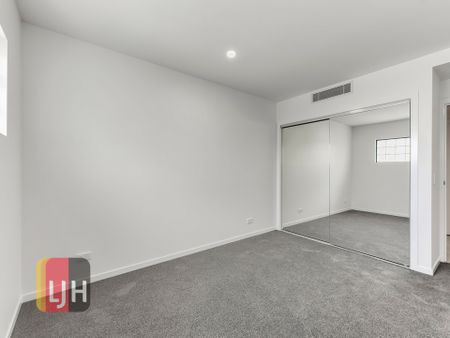 LUXURY TWO BEDROOM UNIT IN BOUTIQUE COMPLEX - Photo 3