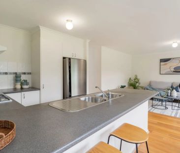 Cosy Family Home in a Prime Craigieburn Location - Photo 6