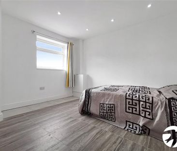 4 bedroom end of terrace house to rent - Photo 4