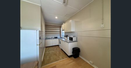 One Bedroom Furnished Unit - Convenient Location - Photo 5