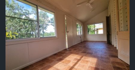 LOW SET QUEENSLANDER CLOSE TO SCHOOLS - Photo 2