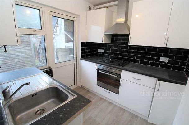 The Crescent, Harlington, UB3 - Photo 1