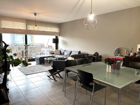 Appartement met 2 slaapkamers, terras en autostaanplaats - Photo 2