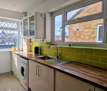 2 Bed Maisonette, Bush Close, IG2 - Photo 3