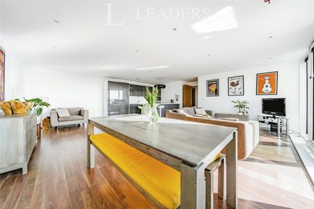 2 bedroom apartment to rent The Blue Building, Gunwharf Quays, Portsmouth, PO1 - Photo 3