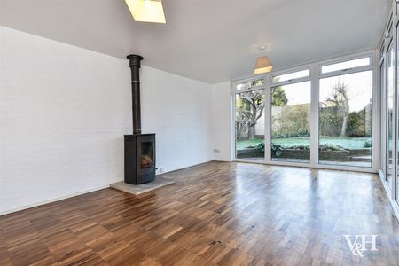 Westfield, Ashtead - Photo 2