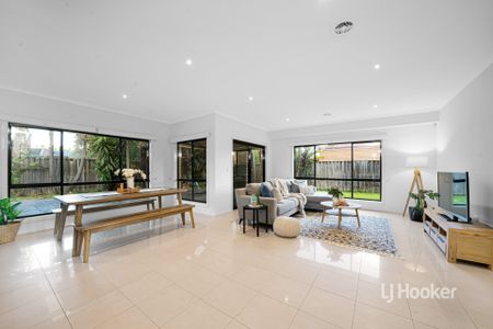 17 Siracusa Avenue, Point Cook VIC, Belconnen - Photo 2