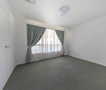 5 Wattle Pl, Melton South VIC 3338 - Photo 2