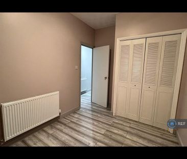 3 bedroom flat to rent - Photo 2