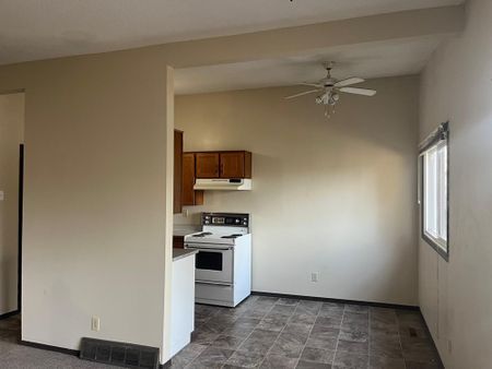 In Suite Laundry! 2 Bedroom 6-Plex in Highland Green!! - Photo 2