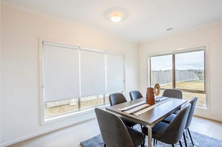 “Modern Family Living in the Heart of Sanctuary Lakes” - Photo 5