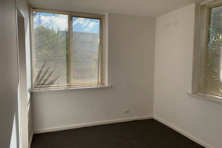 Wonderful views with light filled interior - Photo 2