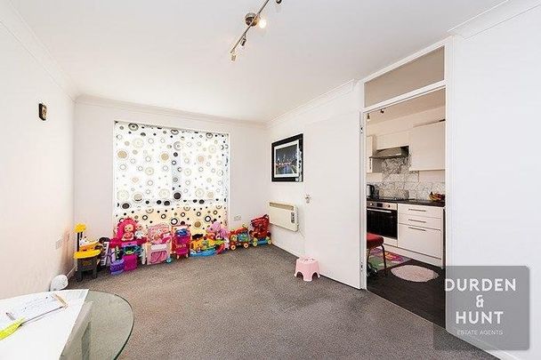 Trotwood, Chigwell - Photo 1