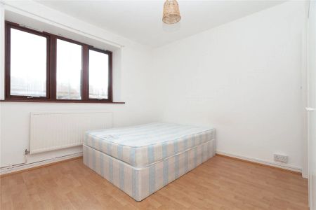 3 bedroom flat in London - Photo 2