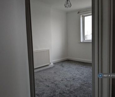 3 bedroom end of terrace house to rent - Photo 4
