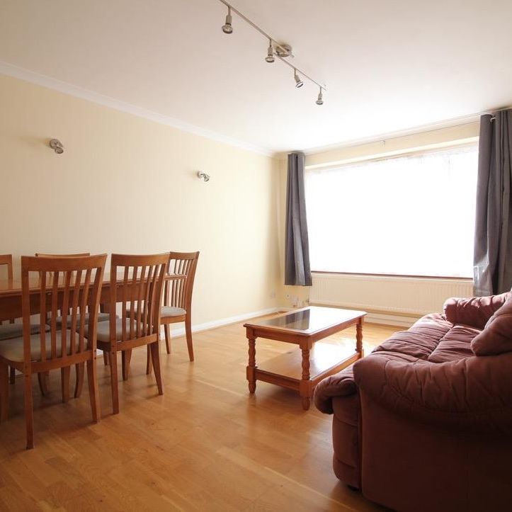 Ravenswood Gardens, Isleworth - Photo 1