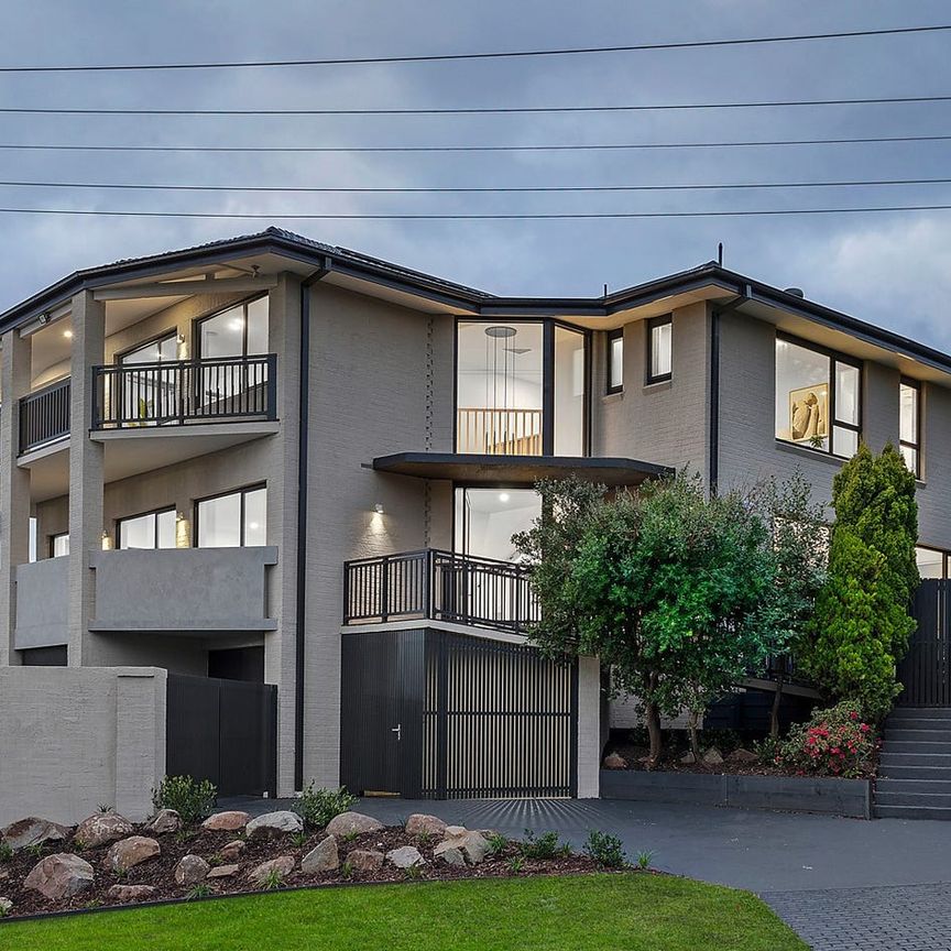 Luxury Coastal Living With Stunning Bay Views - Photo 2