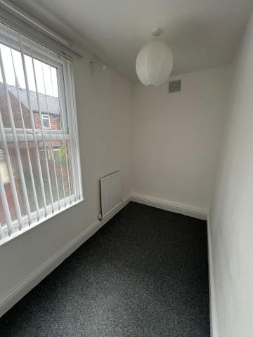 3 bedroom end of terrace house to rent - Photo 2