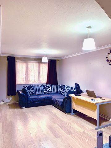 Ground Floor Flat 2 Bedroom Flat at , Courtland Close, Watford, WD24 5GS Rent £1700 exclusive of bills - Photo 3